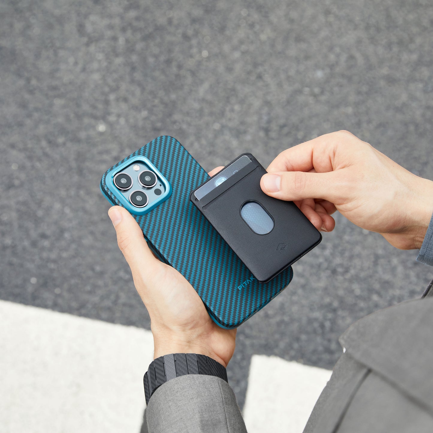 Apple iPhone 15 Pro Kılıf M-safe Şarj Özellikli 1500D Aramid Fiber Pitaka Military-Grade Classic Serisi Black-Grey Twill Kapak Siyah-Mavi