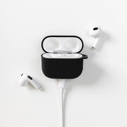 Apple Airpods 3. Nesil Kılıf Yumuşak Dokunuşlu Likit Silikon Tasarımlı Lisanslı Switcheasy Skin Kapak Siyah