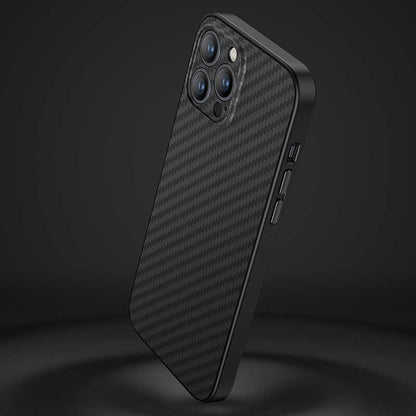 Apple iPhone 13 Pro Max Kılıf Karbon Fiber Benks Hybrid Kevlar Kapak Siyah