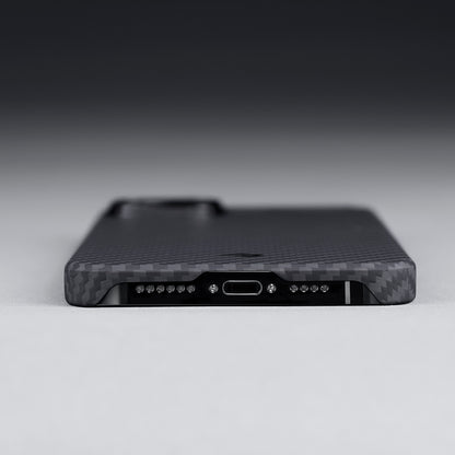 Apple iPhone 14 Kılıf M-safe Şarj Özellikli 1500D Aramid Fiber Pitaka Ultra-Slim Classic Serisi Black-Grey Twill Kapak Siyah-Gri