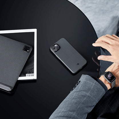 Apple iPhone 14 Kılıf M-safe Şarj Özellikli 1500D Aramid Fiber Pitaka Ultra-Slim Classic Serisi Black-Grey Twill Kapak Siyah-Gri