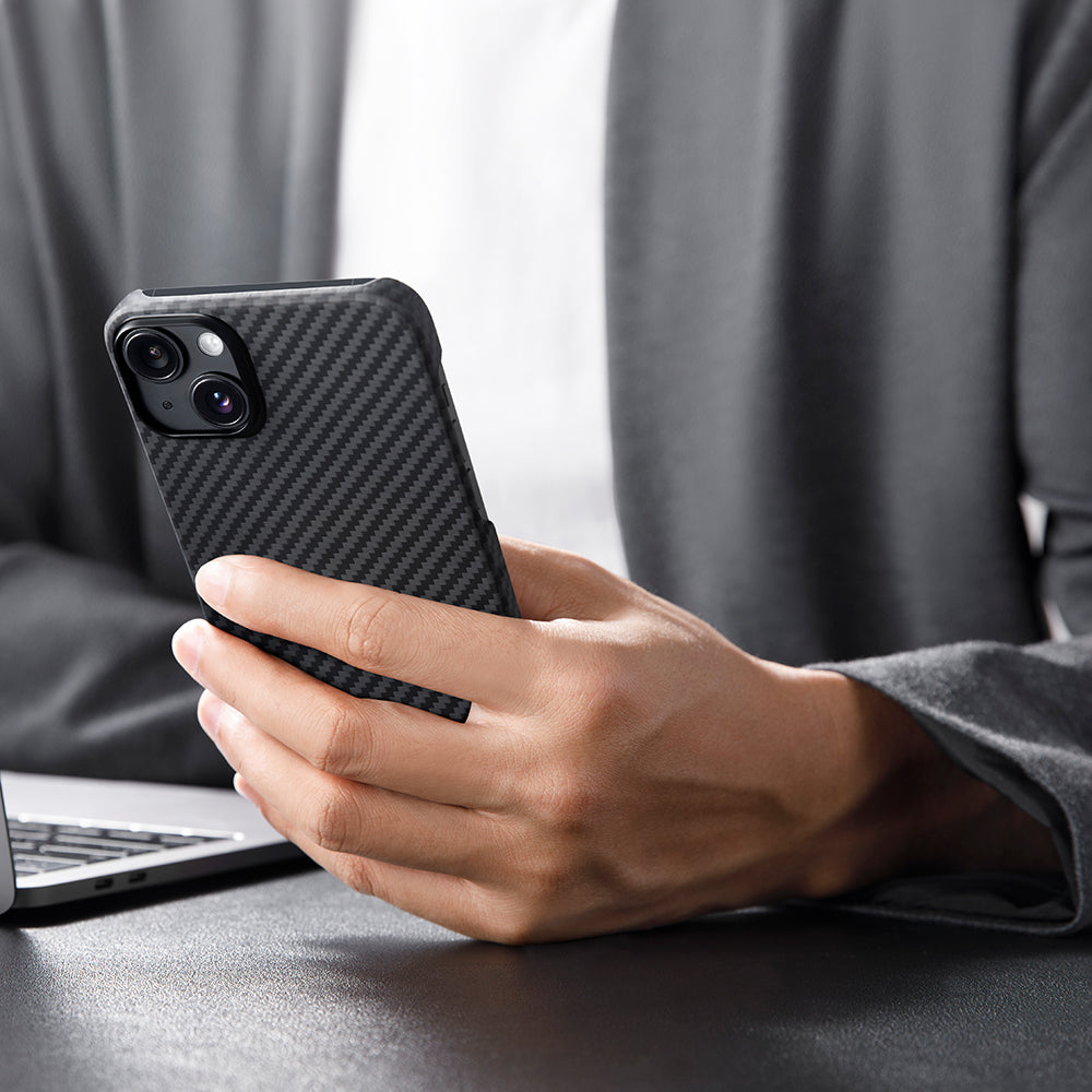 Apple iPhone 14 Kılıf M-safe Şarj Özellikli 1500D Aramid Fiber Pitaka Ultra-Slim Classic Serisi Black-Grey Twill Kapak Siyah-Gri