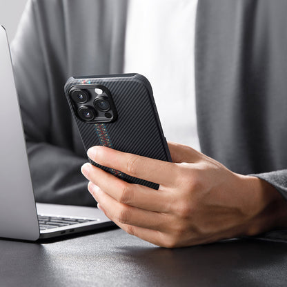 Apple iPhone 14 Pro Kılıf M-safe Şarj Özellikli 600D Aramid Fiber Pitaka Tactile Woven Orchestra Serisi Rhapsody Kapak Siyah