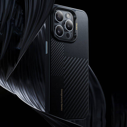 Apple iPhone 14 Pro Kılıf M-safe Şarj Özellikli Karbon Fiber Benks Montage Hybrid ArmorPro Kevlar Kapak Siyah
