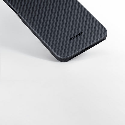 Apple iPhone 15 Plus Kılıf M-safe Şarj Özellikli 1500D Aramid Fiber Pitaka Ultra-Slim Classic Serisi Black-Grey Twill Kapak Siyah-Gri