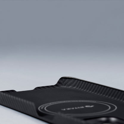 Apple iPhone 15 Plus Kılıf M-safe Şarj Özellikli 600D Aramid Fiber Pitaka Ultra-Slim Classic Serisi Black-Grey Twill Kapak Siyah-Gri