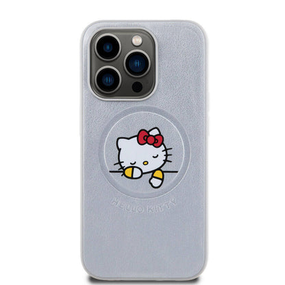 Apple iPhone 15 Pro Kılıf Hello Kitty Orjinal Lisanslı M-safe Şarj Özellikli Baskı Logolu Uyuyan Kitty Deri Kapak Gümüş