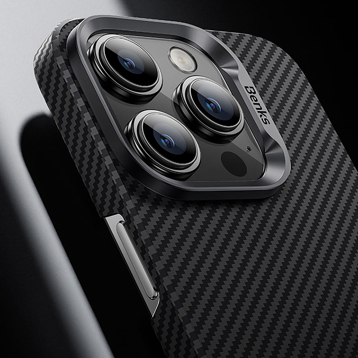 Apple iPhone 15 Pro Kılıf M-safe Özellikli Karbon Fiber Benks Essential ArmorAir 600D Kevlar Kapak Siyah