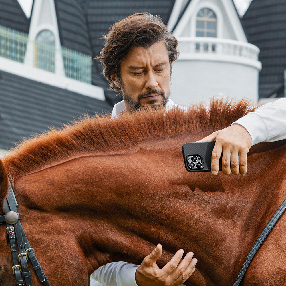 Apple iPhone 15 Pro Kılıf M-safe Şarj Özellikli 1500D Aramid Fiber Pitaka Military-Grade Classic Serisi Black-Grey Twill Kapak Siyah-Gri