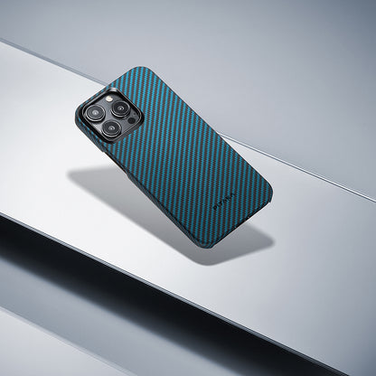 Apple iPhone 15 Pro Kılıf M-safe Şarj Özellikli 1500D Aramid Fiber Pitaka Ultra-Slim Classic Serisi Black-Blue Twill Kapak Siyah-Mavi