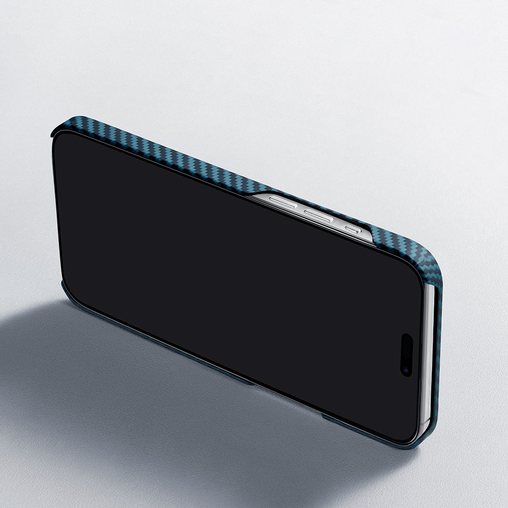 Apple iPhone 15 Pro Kılıf M-safe Şarj Özellikli 1500D Aramid Fiber Pitaka Ultra-Slim Classic Serisi Black-Blue Twill Kapak Siyah-Mavi