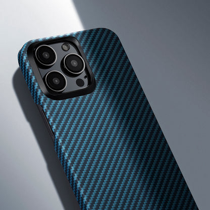 Apple iPhone 15 Pro Kılıf M-safe Şarj Özellikli 1500D Aramid Fiber Pitaka Ultra-Slim Classic Serisi Black-Blue Twill Kapak Siyah-Mavi