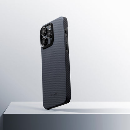 Apple iPhone 15 Pro Kılıf M-safe Şarj Özellikli 600D Aramid Fiber Pitaka Ultra-Slim Classic Serisi Black-Grey Twill Kapak Siyah-Gri