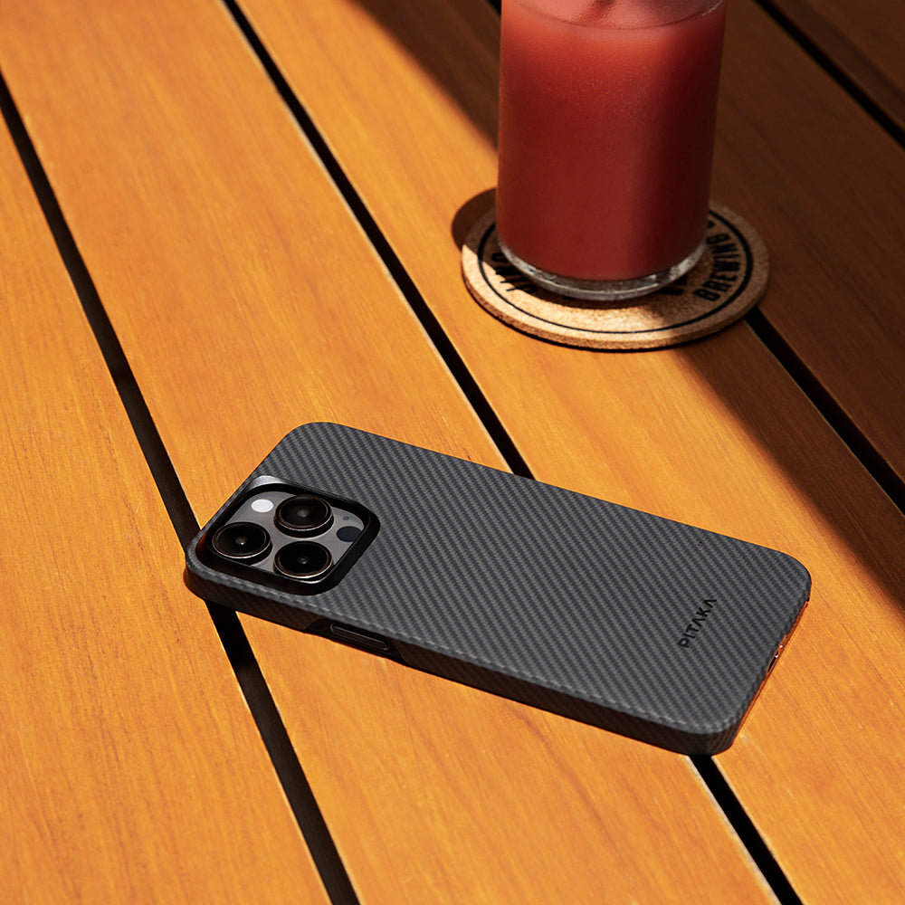 Apple iPhone 15 Pro Kılıf M-safe Şarj Özellikli 600D Aramid Fiber Pitaka Ultra-Slim Classic Serisi Black-Grey Twill Kapak Siyah-Gri