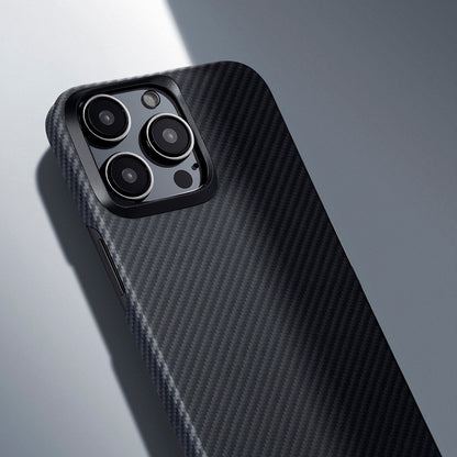 Apple iPhone 15 Pro Kılıf M-safe Şarj Özellikli 600D Aramid Fiber Pitaka Ultra-Slim Classic Serisi Black-Grey Twill Kapak Siyah-Gri