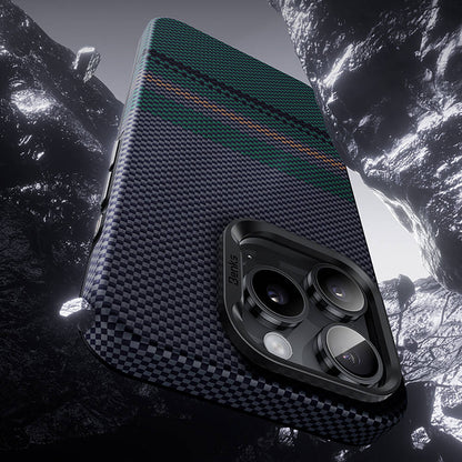 Apple iPhone 15 Pro Kılıf M-safe Şarj Özellikli Karbon Fiber Tasarımlı Benks Aurora ArmorPro Kevlar Kapak Siyah