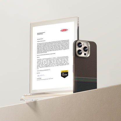 Apple iPhone 15 Pro Kılıf M-safe Şarj Özellikli Karbon Fiber Tasarımlı Benks Prestige ArmorAir Kevlar Kapak Gold