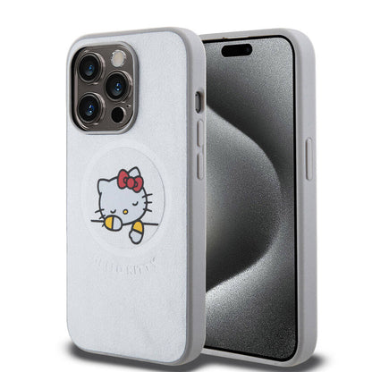 Apple iPhone 15 Pro Max Kılıf Hello Kitty Orjinal Lisanslı M-safe Şarj Özellikli Baskı Logolu Uyuyan Kitty Deri Kapak Gümüş