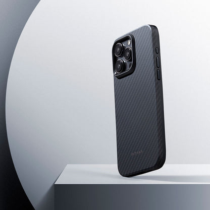 Apple iPhone 15 Pro Max Kılıf M-safe Şarj Özellikli 1500D Aramid Fiber Pitaka Military-Grade Classic Serisi Black-Grey Twill Kapak Siyah-Mavi