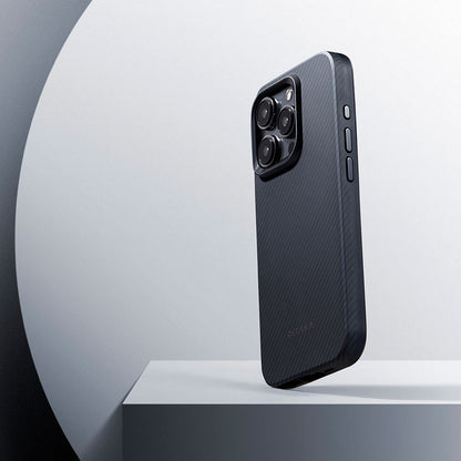 Apple iPhone 15 Pro Max Kılıf M-safe Şarj Özellikli 600D Aramid Fiber Pitaka Military-Grade Classic Serisi Black-Grey Twill Kapak Siyah-Gri