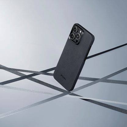 Apple iPhone 15 Pro Max Kılıf M-safe Şarj Özellikli 600D Aramid Fiber Pitaka Ultra-Slim Classic Serisi Black-Grey Twill Kapak Siyah-Gri