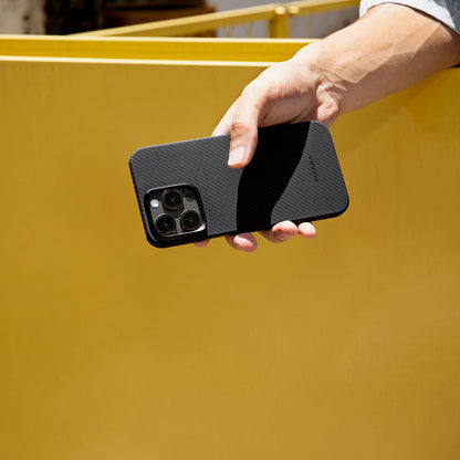 Apple iPhone 15 Pro Max Kılıf M-safe Şarj Özellikli 600D Aramid Fiber Pitaka Ultra-Slim Classic Serisi Black-Grey Twill Kapak Siyah-Gri