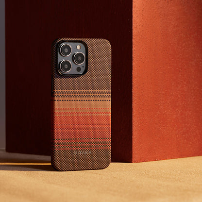 Apple iPhone 15 Pro Max Kılıf M-safe Şarj Özellikli Aramid Fiber Pitaka Tactile Woven Sunset-Moonrise Serisi Sunset Kapak Kahverengi