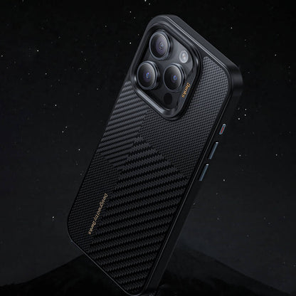 Apple iPhone 15 Pro Max Kılıf M-safe Şarj Özellikli Karbon Fiber Benks Montage Hybrid ArmorPro Kevlar Kapak Siyah