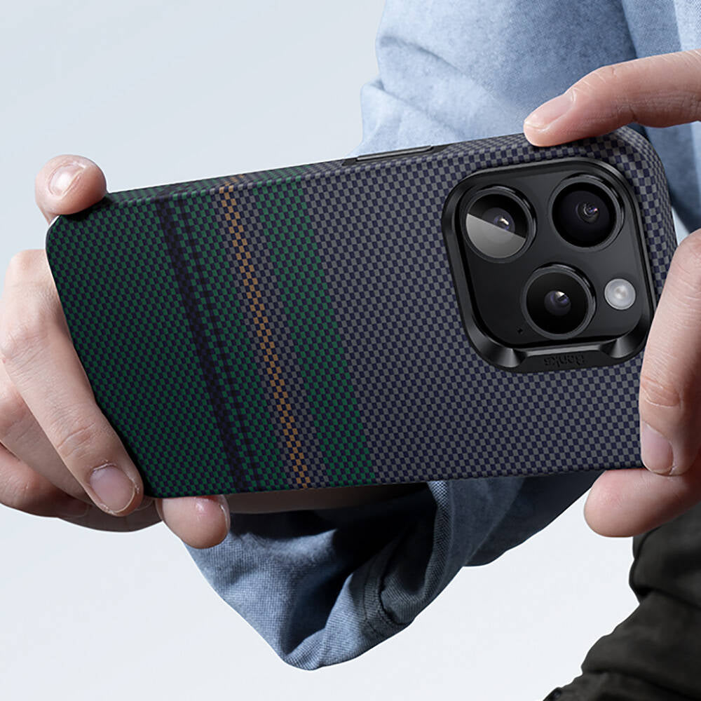 Apple iPhone 15 Pro Max Kılıf M-safe Şarj Özellikli Karbon Fiber Tasarımlı Benks Aurora ArmorPro Kevlar Kapak Siyah