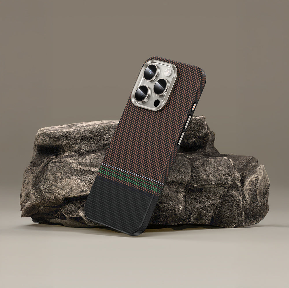 Apple iPhone 15 Pro Max Kılıf M-safe Şarj Özellikli Karbon Fiber Tasarımlı Benks Prestige ArmorPro Kevlar Kapak Gold