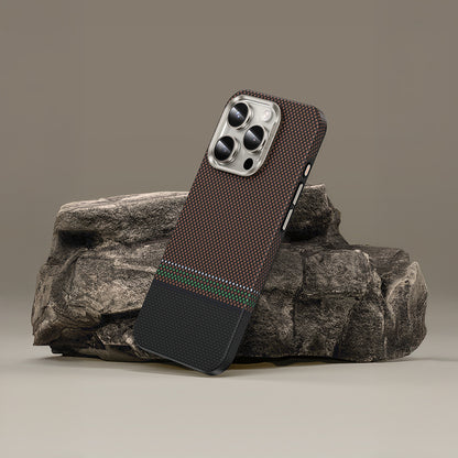 Apple iPhone 15 Pro Max Kılıf M-safe Şarj Özellikli Karbon Fiber Tasarımlı Benks Prestige ArmorPro Kevlar Kapak Gold