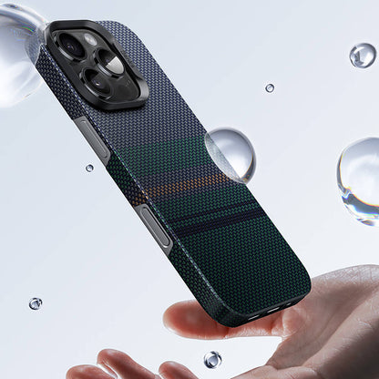 Apple iPhone 16 Kılıf M-safe Şarj Özellikli Karbon Fiber Tasarımlı Benks Aurora ArmorAir Kevlar Kapak Siyah