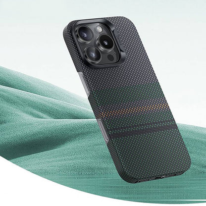 Apple iPhone 16 Kılıf M-safe Şarj Özellikli Karbon Fiber Tasarımlı Benks Aurora ArmorAir Kevlar Kapak Siyah