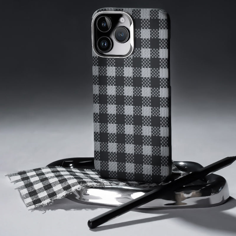 Apple iPhone 16 Pro Kılıf M-safe Şarj Özellikli Ekose Tasarımlı Benks ArmorVichy Kevlar Kapak Siyah