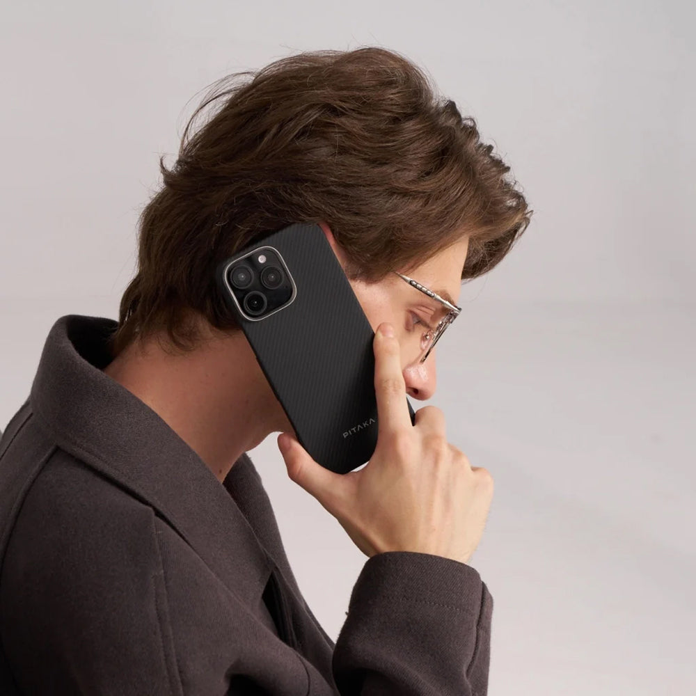 Apple iPhone 16 Pro Kılıf M-safe Şarj Özellikli 600D Aramid Fiber Pitaka Ultra-Slim Classic Serisi Black-Grey Twill Kapak Siyah