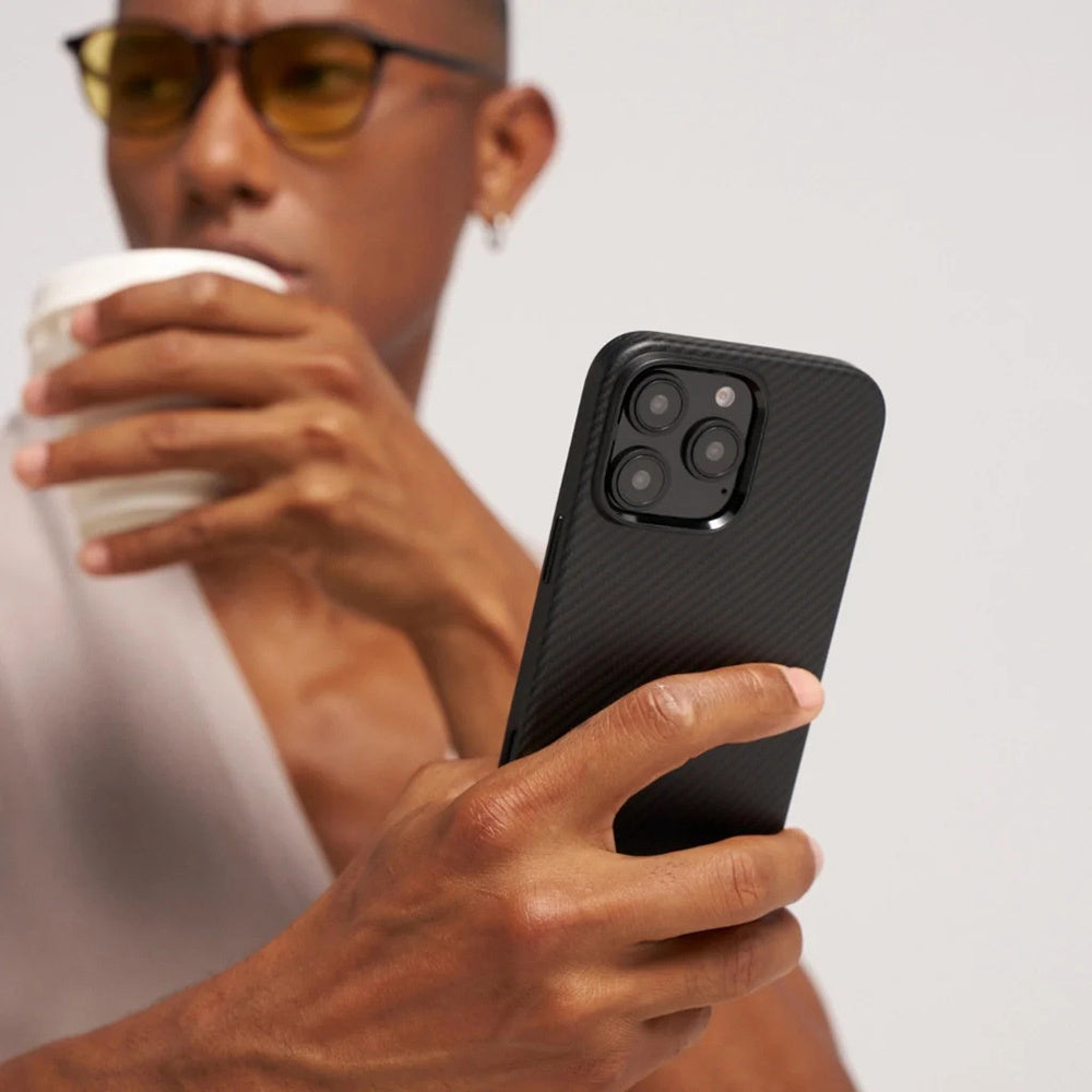 Apple iPhone 16 Pro Kılıf M-safe Şarj Özellikli Aramid Fiber Pitaka Military-Grade Classic Serisi Black-Grey Twill Kapak Siyah