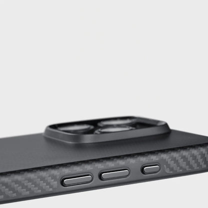 Apple iPhone 16 Pro Kılıf M-safe Şarj Özellikli Aramid Fiber Pitaka Military-Grade Classic Serisi Black-Grey Twill Kapak Siyah