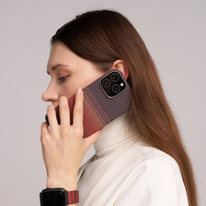 Apple iPhone 16 Pro Kılıf M-safe Şarj Özellikli Aramid Fiber Pitaka Tactile Woven Sunset-Moonrise Serisi Sunset Kapak Kahverengi