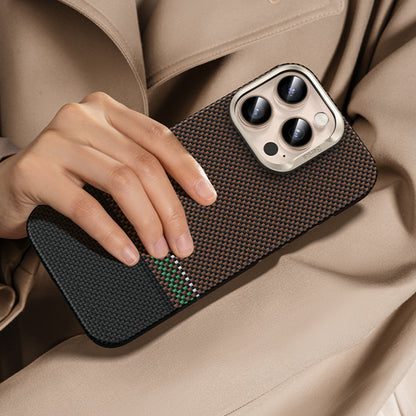 Apple iPhone 16 Pro Kılıf M-safe Şarj Özellikli Karbon Fiber Tasarımlı Benks Prestige ArmorAir Kevlar Kapak Gold