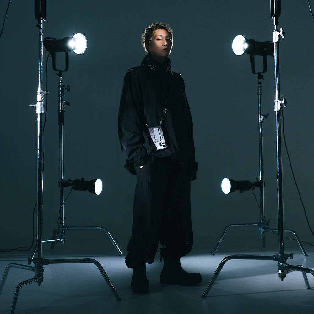 Apple iPhone 16 Pro Kılıf M-safe Şarj Özellikli Teknoloji Desenli Standlı Skinarma Helio Kapak Gri