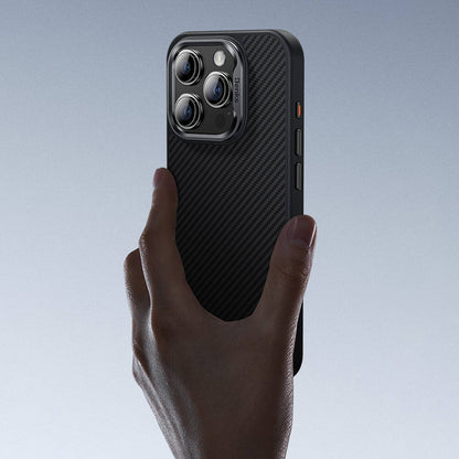 Apple iPhone 16 Pro Max Kılıf Karbon Fiber M-safe Şarj Özellikli Benks Hybrid ArmorPro 600D Kevlar Kapak Siyah