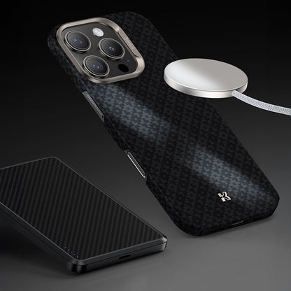 Apple iPhone 16 Pro Max Kılıf M-Safe Şarj Özellikli Benks ArmorAir ArmorGrid Serisi Kevlar Kapak Siyah