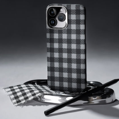 Apple iPhone 16 Pro Max Kılıf M-safe Şarj Özellikli Ekose Tasarımlı Benks ArmorVichy Kevlar Kapak Kırmızı