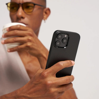 Apple iPhone 16 Pro Max Kılıf M-safe Şarj Özellikli Aramid Fiber Pitaka Military-Grade Classic Serisi Black-Grey Twill Kapak Siyah