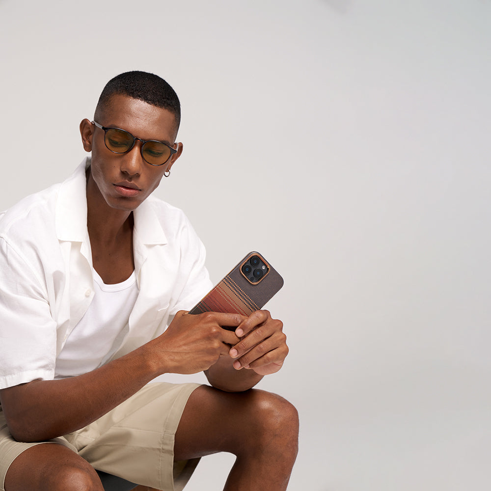 Apple iPhone 16 Pro Max Kılıf M-safe Şarj Özellikli Aramid Fiber Pitaka Military-Grade Sunset-Moonrise Serisi Sunset Kapak Kahverengi