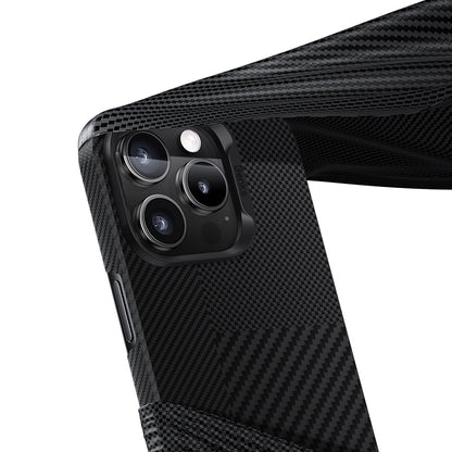 Apple iPhone 16 Pro Max Kılıf Magsafe Şarj Özellikli Karbon Fiber Benks Yeni Seri Montage ArmorAir Kevlar Kapak Siyah