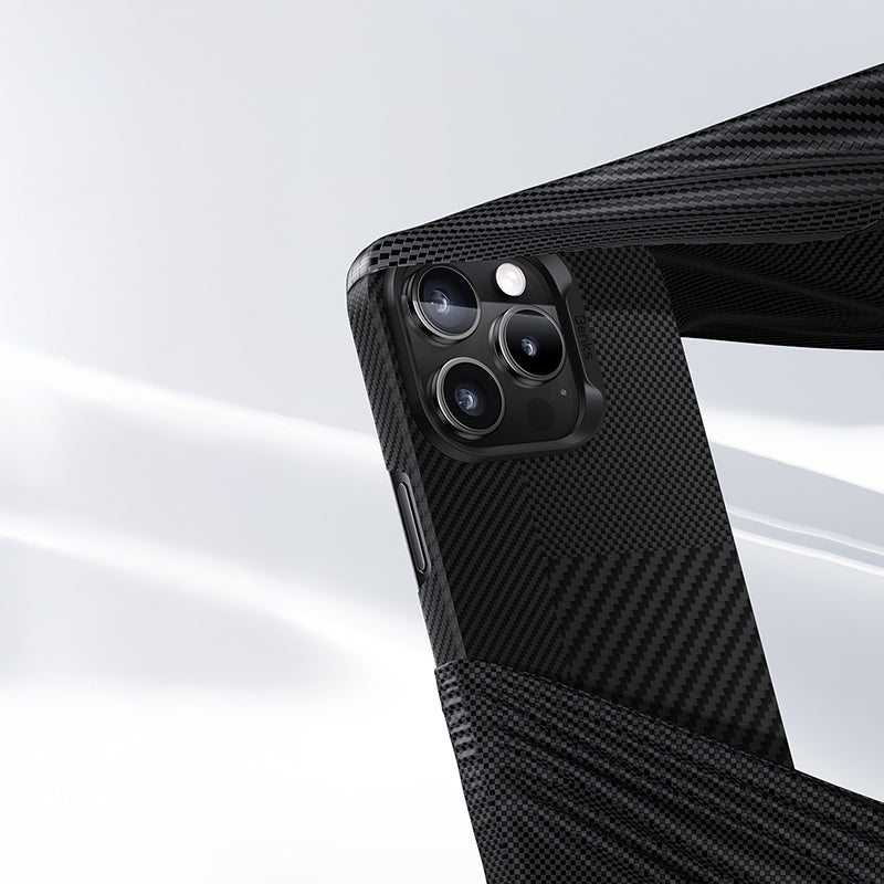 Apple iPhone 16 Pro Max Kılıf Magsafe Şarj Özellikli Karbon Fiber Benks Yeni Seri Montage ArmorAir Kevlar Kapak Siyah