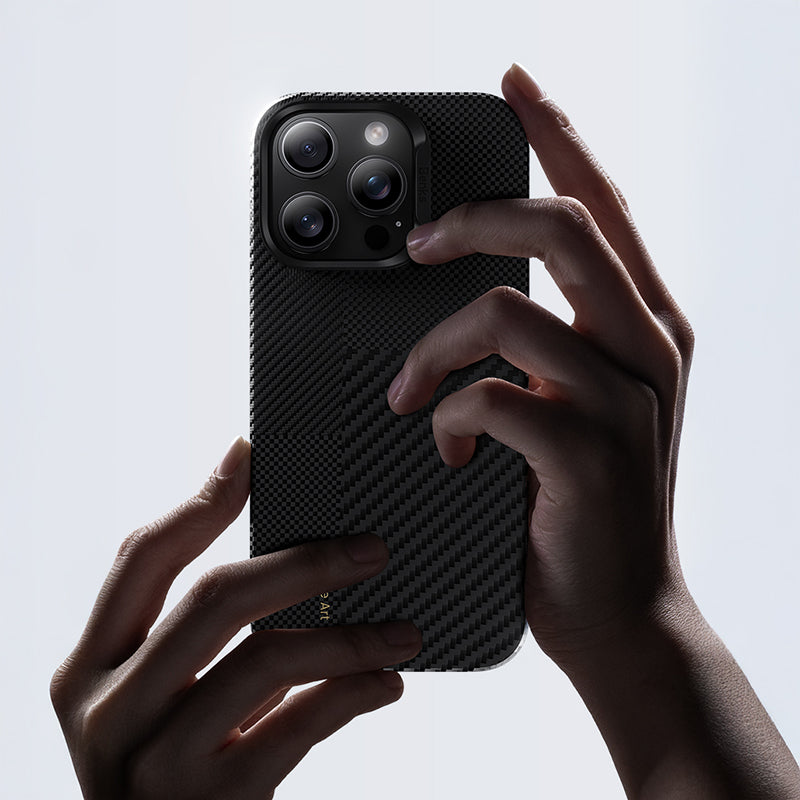 Apple iPhone 16 Pro Max Kılıf Magsafe Şarj Özellikli Karbon Fiber Benks Yeni Seri Montage ArmorAir Kevlar Kapak Siyah