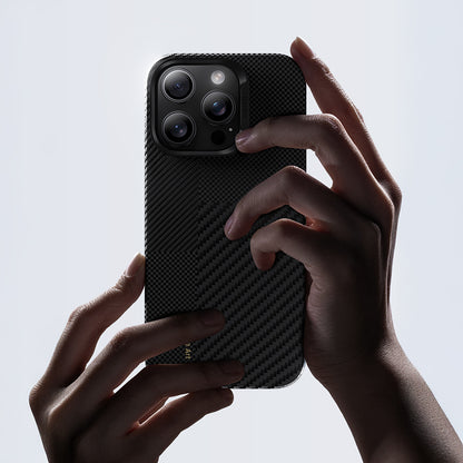Apple iPhone 16 Pro Max Kılıf Magsafe Şarj Özellikli Karbon Fiber Benks Yeni Seri Montage ArmorAir Kevlar Kapak Siyah