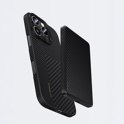 Apple iPhone 16 Pro Max Kılıf Magsafe Şarj Özellikli Karbon Fiber Benks Yeni Seri Montage ArmorAir Kevlar Kapak Siyah